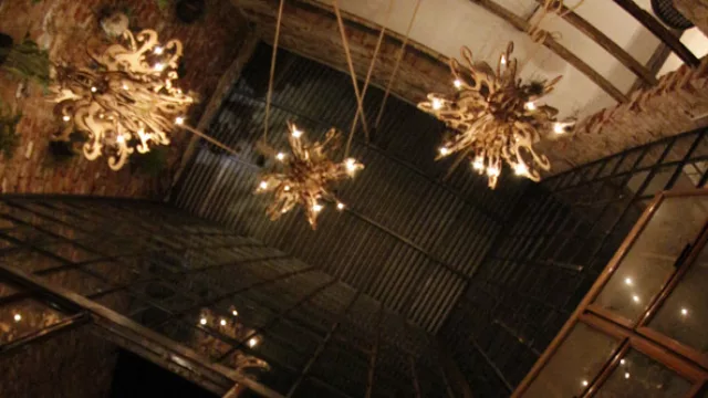 El diseño del interior del restaurante intenta desdibujar el interior del exterior y crear un ambiente verde y natural, como un invernadero.