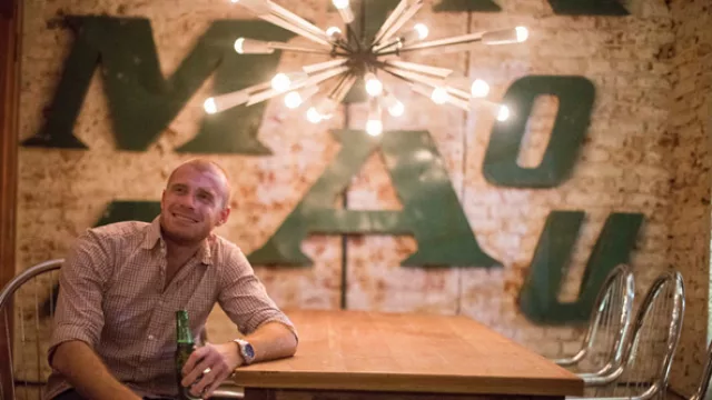 El ambiente se muestra tal cual es: ladrillos a la vista y mobiliario sin ningún tipo de tratamiento, combinado con piezas de diseño modernas como esta lámpara.