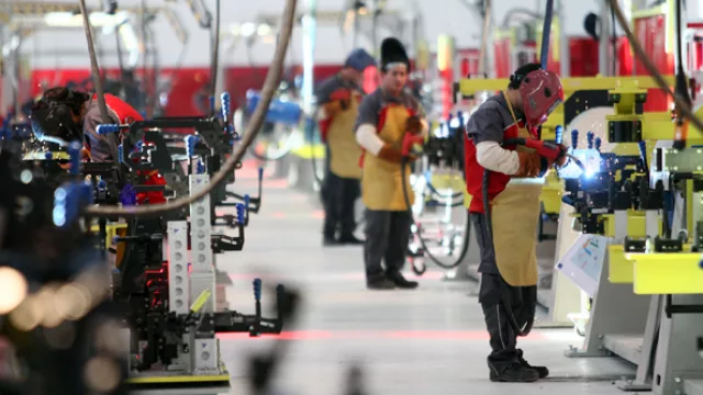 Pocos operarios, muchos robots, una planta acorde a la productividad mundial.