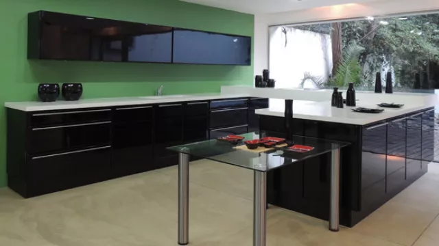  Cucina Bella, onda japo hasta en la isla, íntegramente realizada en laca negra y con herrajes invisibles