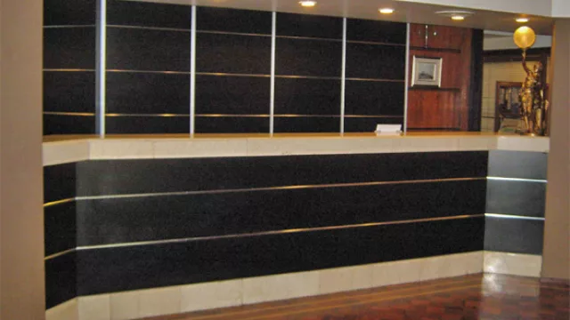 La recepción de este reconocido hotel cordobés combina madera y líneas de aluminio.