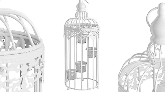Candelabro metálico blanco con forma de jaula para pájaros. (By Mica)