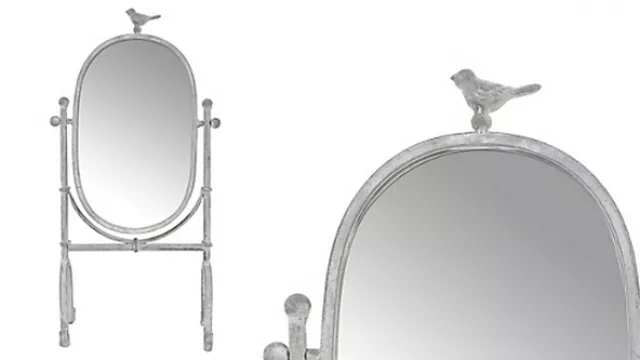 Hasta los animales llegaron a los objetos de decoración para el interior de la casa: un espejo metálico con un pequeño canario ornamental.