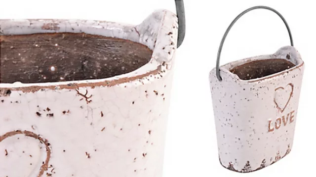 Floreros de cerámica, rústico pero con cuidadosas terminaciones.