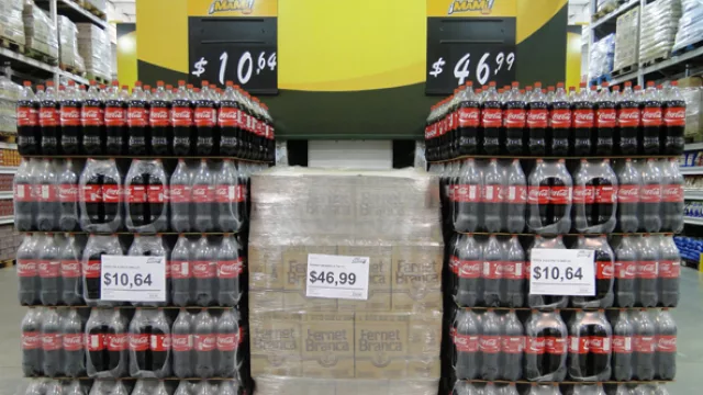 Coca, fernet, Coca: en la gaseosa (que no se presta a “guerra de precios”) Tati (con Mami) vende 35% más barato que un híper.