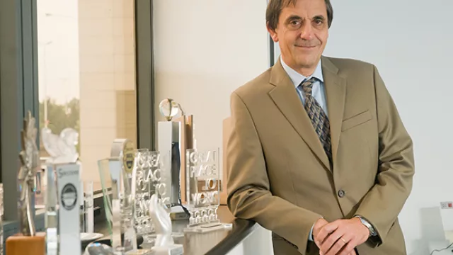 Hoy las ciudades de noche se ven amarillas porque es la luz de sodio, que es mucho más eficiente que la de mercurio (blanca).