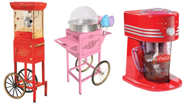 Una pochoclera, una máquina para hacer algodón de azúcar y hasta una picadora de hielo, digno de una kermés. Artículos que se encuentran en locales de electrodomésticos. (By The Nostalgia Electrics)