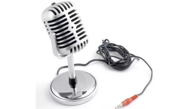 Un simpático micrófono de pie de la “vieja escuela” para conectar a la computadora. (By Gato)