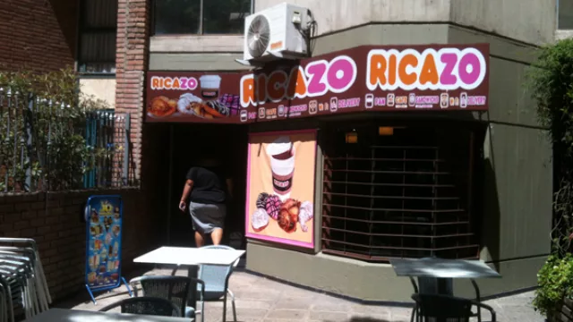 Esta panadería especializada en donas buscó regionalizar el nombre de este producto yanqui. ¿Está rico? ¡Ricazo!