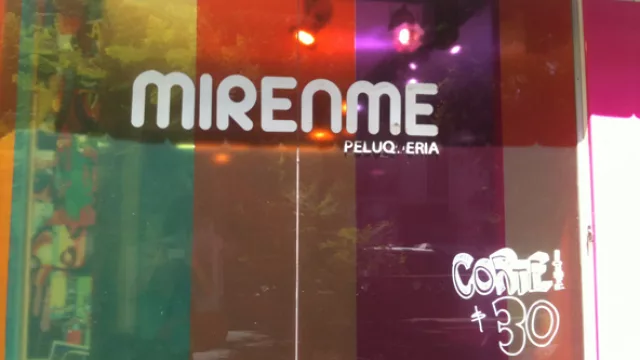 ¿Cómo hacer para llamar la atención de los clientes? Así de fácil lo solucionó esta peluquería de Bv. Illia.