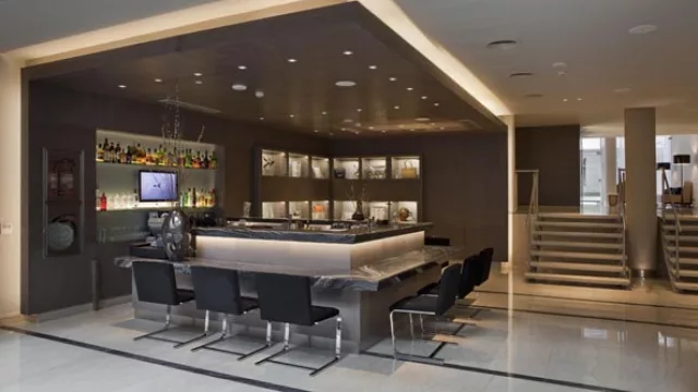 Elegantes revestimientos de fibra de madera color roble tinto gris en áreas públicas y dormitorios.