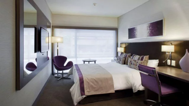 Los dormitorios fueron ambientados con una paleta monocroma e iluminados por leed.