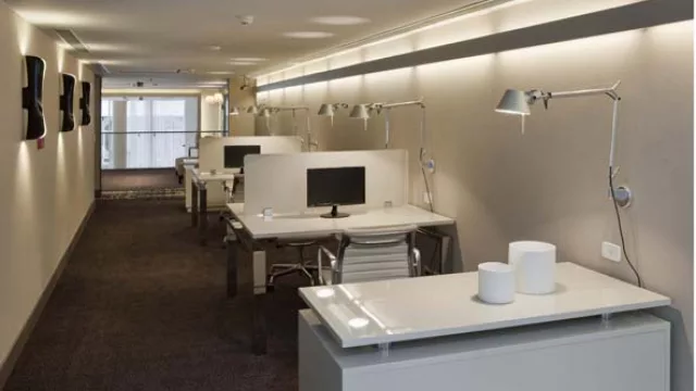Lámparas de bajo consumo también en el Business center.