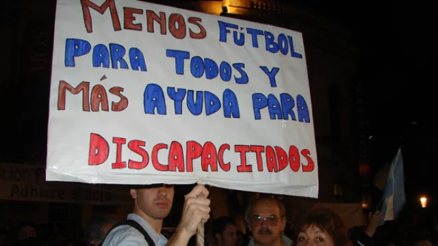 Menos Fútbol para Todos y más ayuda para discapacitados.