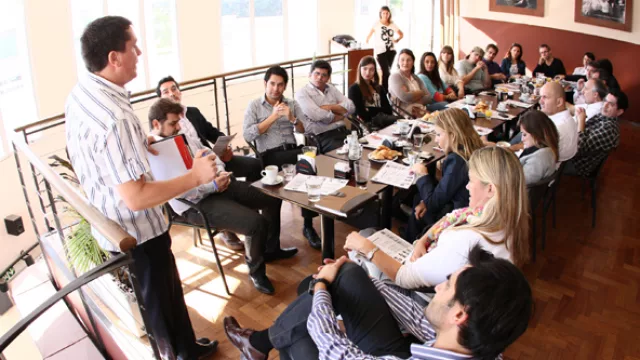 Nuestros amigos publicistas escuchan atentamente la nueva propuesta de IN