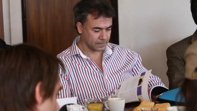 Marcelo Maurizio, director general de Mate, concentrado con una edición de nuestro IN Semanal.