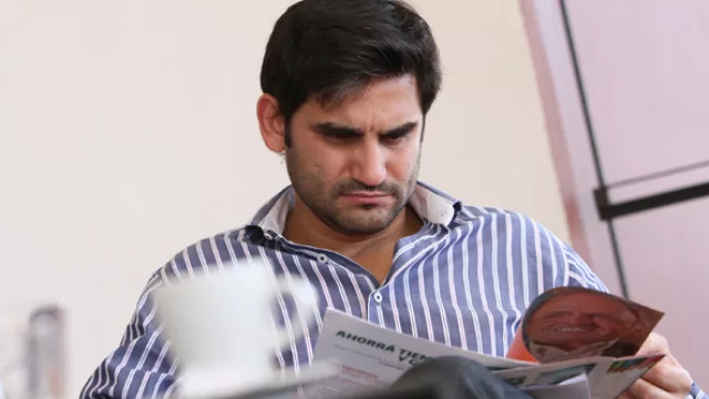 Ricardo Puente, vicepresidente de Mate, concentrado en un ejemplar de IN Semanal.