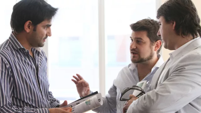 El posdesayuno dio lugar a las grandes charlas interagencias.