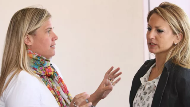 Charla de chicas: Carmen Cardeilhac de Oxford, y Lorena Brain de Avila Nores, conversan entretenidas.