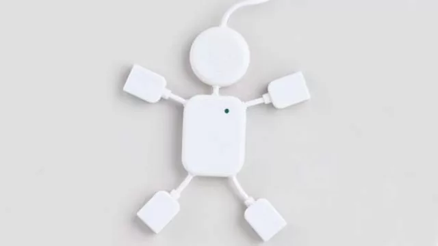 Los cables y las entradas de los puertos USB dispuestos de tal manera que conforma la figura de un “hombre de palitos” (by Gato, en The BugPlanet Store).