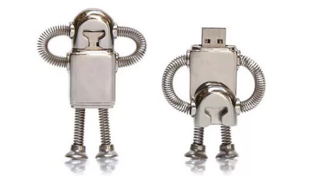Un pendrive con piernas, brazos y cabeza como protector... una “joyita” para la computadora (by Gato, en Bazar.com, The BugPlanet Store y Esperanto A go-go, entre otros).