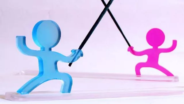 No son simples portasahumerios, son esgrimistas jugando (by OPP Design, en Esperanto A go-go).