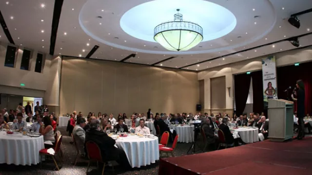 Holiday Inn, anfitrión de la primera reunión anual del Consejo Consultivo de J.A.  Un almuerzo distendido para conocer los planes de la fundación.