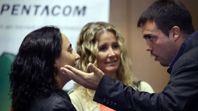  La rubia, la morocha y él: Verónica Sirkovich (Radio Mitre) y Marcela Dávila (Aguas Cordobesas) escuchan el relato apasionado de Leo Destéfano (Fiat).