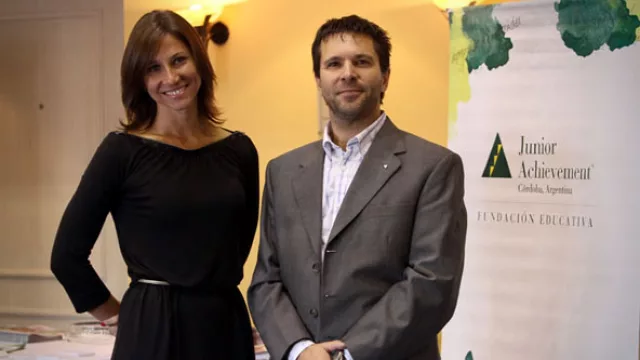  El que prendió la antorcha y la continuadora de la carrera: Edgardo Donato, primer director ejecutivo de J.A. en Córdoba y Violeta Frank, la nueva manager.