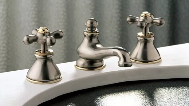 La línea Manila de Robinet combina satinados y perlados. La superficie es más porosa y para mantenerlo es mejor pasarle de vez en cuando lustramuebles.