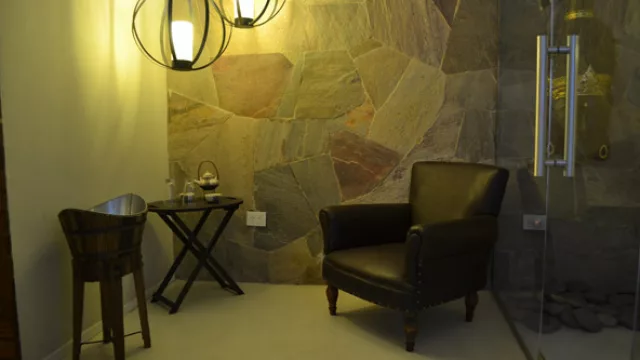 Desde el ingreso, la arquitectura en este espacio se enfatiza con la música y el aroma naranja y pimienta especialmente fabricada para el hotel.