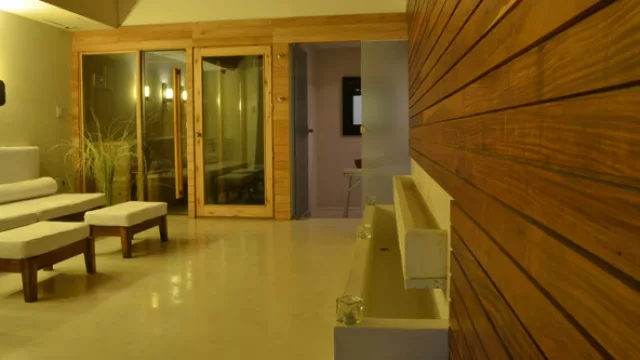 La  madera en el salón de relax es de  lapacho mientras en las columnas de servicios es de pino para absorber mejor la humedad del sauna y el hammam.