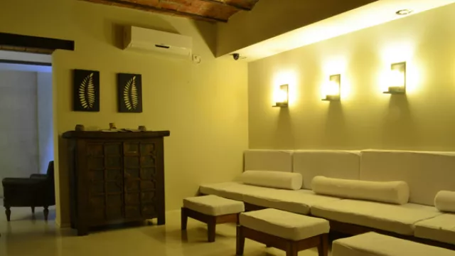 El mobiliario se adquirió en anticuarios de la zona de Belgrano. En este caso un mueble perteneciente a un monasterio donde se colocó el equipo de música.