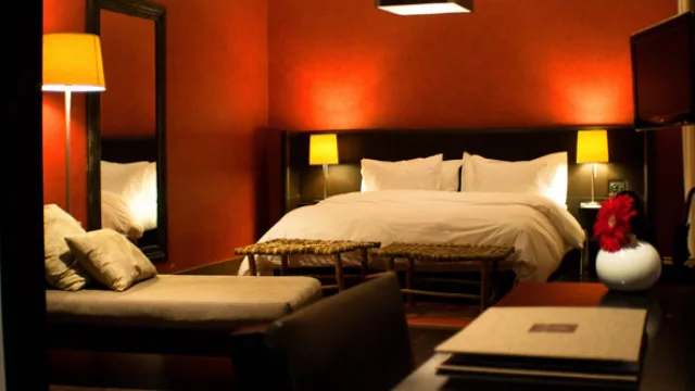 Las habitaciones de lujo son más amplias en superficie. Al igual que las otras tiene un espacio de trabajo, el área de descanso y de guardado.