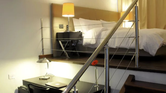 Una serie de habitaciones (clásicas) en loft distribuyen el área de descanso en un entrepiso y a nivel del baño el área de trabajo.