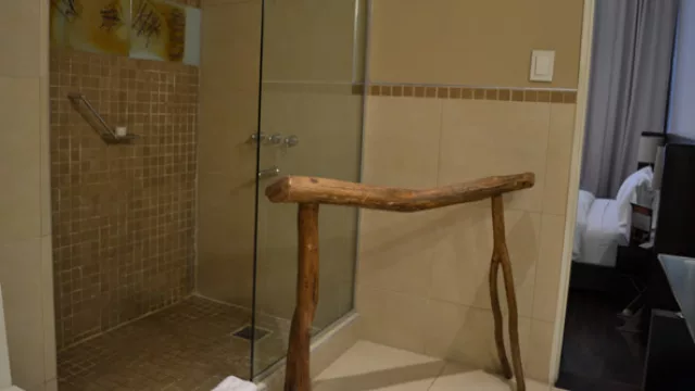 Cristina Gorordo autora del arte en vidrio dispuesto en la ducha. El equipamiento fue fabricado con lapacho.