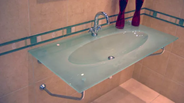 Los modelos con vidrio translúcido es una opción que disimula mejor el sistema de ménsulas.