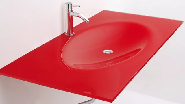 En rojo. Es un diseño con mucha personalidad que añade al baño un estilo enfáticamente moderno.
