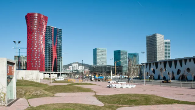 Toyo Ito ganó el concurso que planteaba el desarrollo de un master plan del centro de Fira de Barcelona en Montjuïc en Barcelona. Imágenes actuales de los edificios.