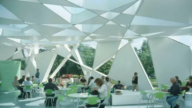 Pabellón para la Serpentine Gallery en Londres, una galería de arte contemporáneo construida en 2002 con planchas de acero.