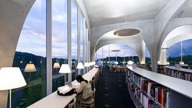 Nueva Biblioteca para la Universidad de Arte de Tama, en Japón. Es considerada una de las obras más relevantes de los últimos tiempos.
