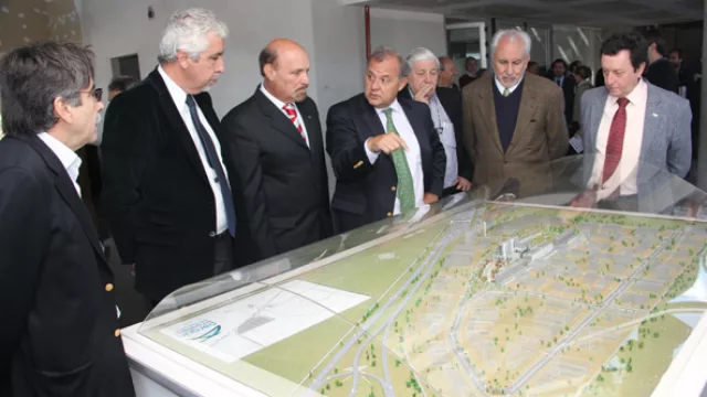 Hernán López Villagra explica el avance de la obra al ministro de Industria de la Provincia, Jorge Lawson.