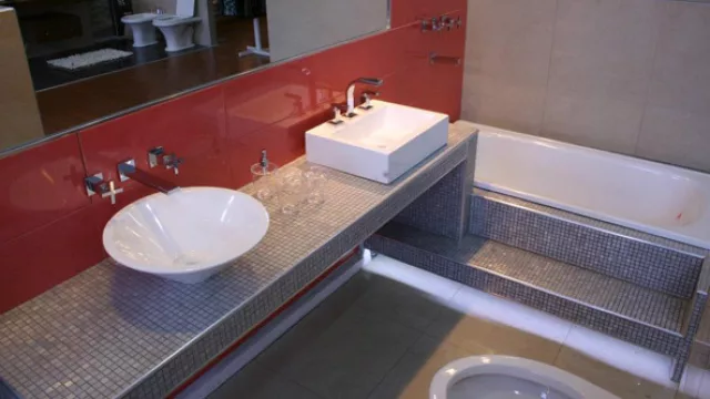 Otra versión de aluminio en cuadrillé, el modelo Regine Victoria integra la mesada del baño y el ingreso a la bañera.