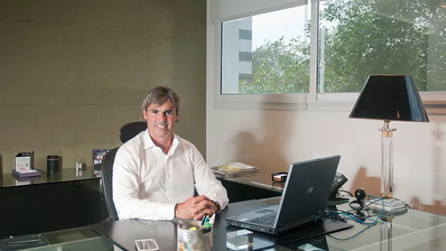 Mackinlay cree decididamente en la función de los equipos en la tarea de conducción de una empresa.