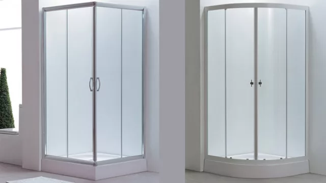 Los modelos estándar pueden ser curvos o cuadrados e incluyen la base del desagüe con superficie rugosa para evitar accidentes. Dos modelos de Aloha de Jacuzzi.