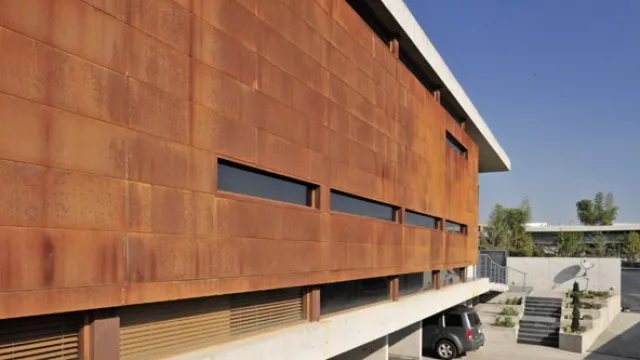 En caso que la superficie reciba algún impacto que haga saltar el óxido, éste se regenera manteniendo la protección., e incluso las propiedades mecánicas.