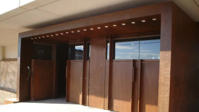 Tanto en interiores como en exteriores el material va oxidando la imagen que se ve y por dentro mantiene las propiedades físicas debido a la película impermeable al agua.