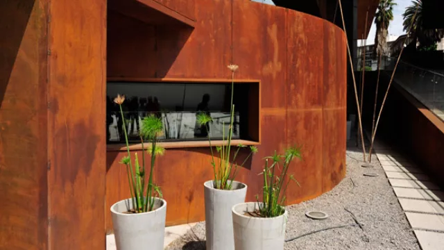 El material va cambiando sus tonalidades desde su instalación  hasta completar el proceso de oxidación.