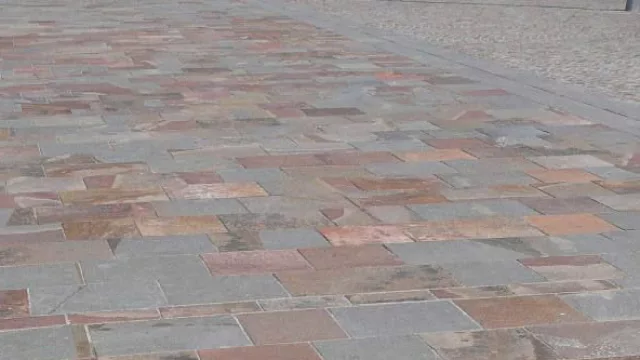 Corte Piastrella, a prensa: colores indefinidos y distintas medidas, para solados que intentan diferenciarse.