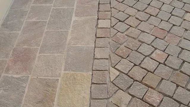 Pueden colocarse en seco, sobre manto de arena, sólo  tomando las juntas, o  sobre carpeta. Se recomienda mano de obra especializada.